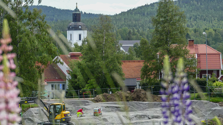 Pumptrack 1 med Järvsö kyrka i bakgrunden