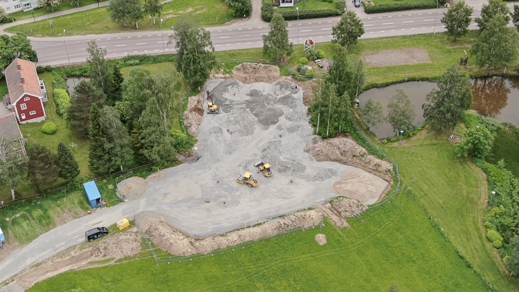 Isoleringen täcks med grus