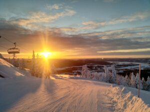 Soluppgång i ett snöigt Järvsö